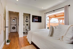 3 habitaciones, escritorio y tabla de planchar con plancha 