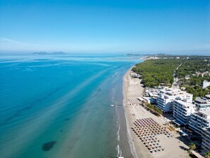 42-inch Smart TV with cable channels, TV, fireplace - Sea & Sand Hotel (Qendër Vlorë)