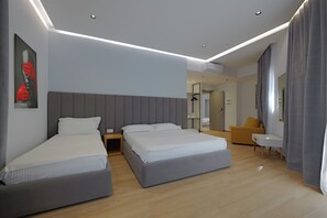 Premium bedding, minibar, desk, iron/ironing board - Sea & Sand Hotel (Qendër Vlorë)