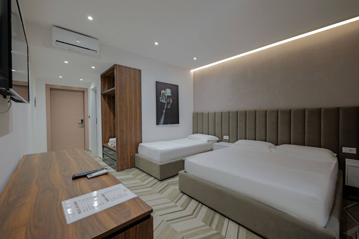 Dreibettzimmer, Meerblick | Hochwertige Bettwaren, Minibar, Schreibtisch, Bügeleisen/Bügelbrett