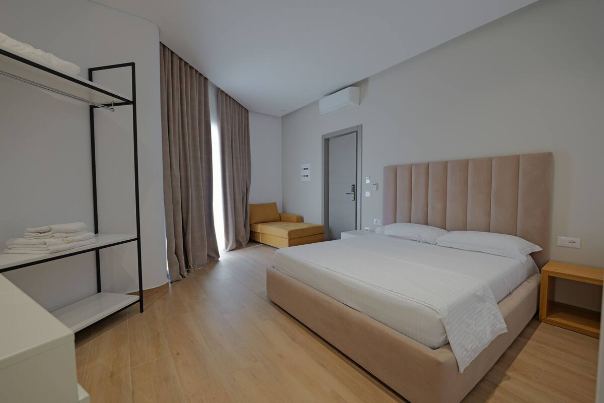 Doppelzimmer, Stadtblick | Hochwertige Bettwaren, Minibar, Schreibtisch, Bügeleisen/Bügelbrett