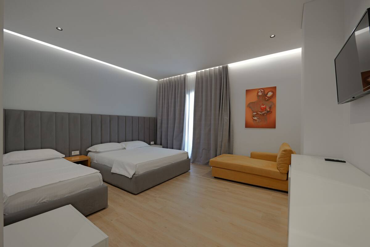 Dreibettzimmer, Stadtblick | Hochwertige Bettwaren, Minibar, Schreibtisch, Bügeleisen/Bügelbrett
