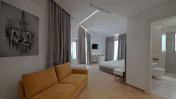 1 habitaciĂłn, ropa de cama de alta calidad, minibar y escritorio