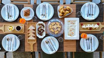 Petit déjeuner complet compris tous les jours