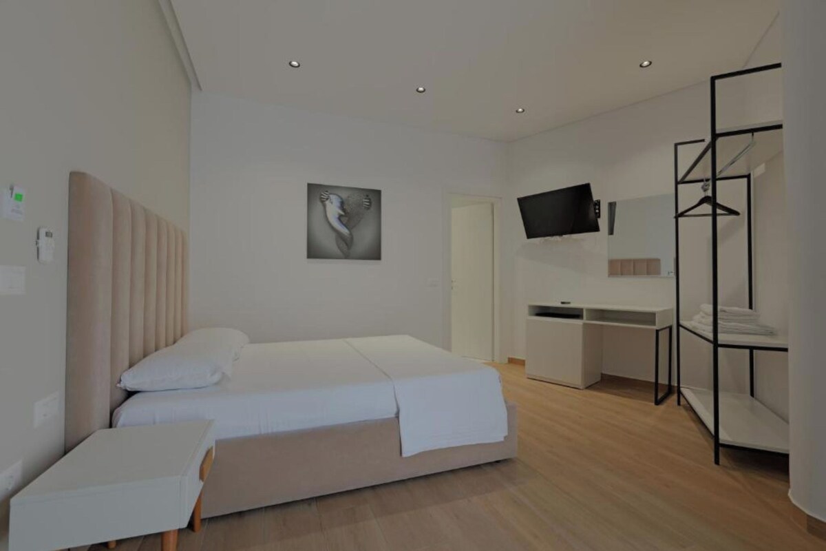 Premium bedding, minibar, desk, iron/ironing board (on request)