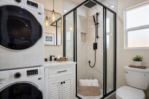 Hair dryer, towels, soap, shampoo - Dream HOUSE❤️ Walk to Beach & Bay - Hot Tub + AC + FirePit + Bikes (San Diego)