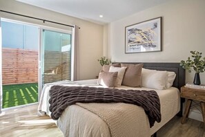 3 habitaciones, escritorio y tabla de planchar con plancha 