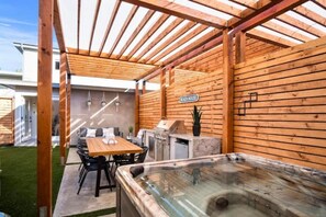 Outdoor dining - Dream 4BR HOUSE walk Beach & Bay (San Diego)