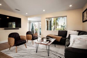 Smart TV, Netflix, books, streaming services - Dream 4BR HOUSE walk Beach & Bay (San Diego)