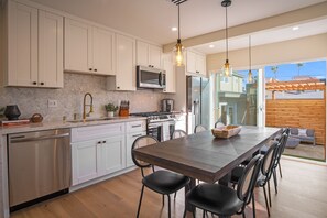 Fridge, microwave, oven, stovetop - Dream 4BR HOUSE walk Beach & Bay (San Diego)