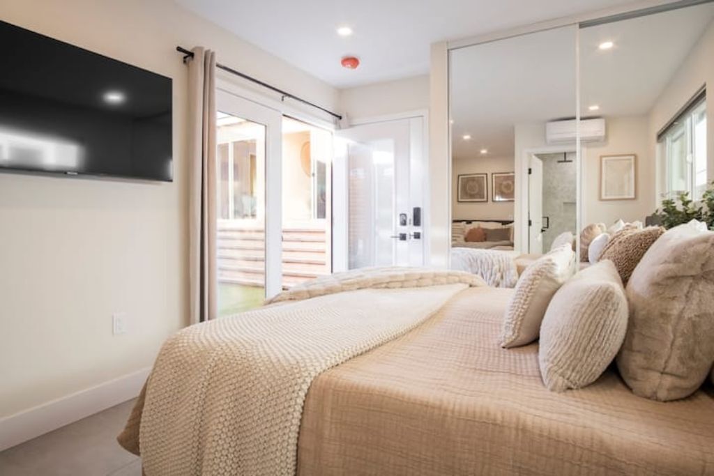 4 bedrooms, desk, iron/ironing board, travel cot