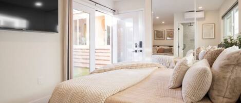 4 bedrooms, desk, iron/ironing board, travel cot