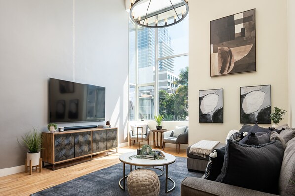 Smart TV, books, stereo - NEW Luxury 3BR HOUSE❤️of DT Walk Petco w/Garage AC (San Diego)