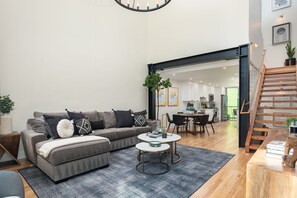 Smart TV, books, stereo - NEW Luxury 3BR HOUSE❤️of DT Walk Petco w/Garage AC (San Diego)