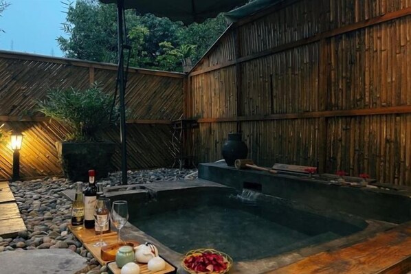 Room - Emei Bamboo Hills Private Hot Spring Hostel (Emeishan)