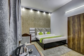 Quarto standard | Escrivaninha, roupa de cama