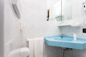 Dusche, Haartrockner, Toilette mit elektrischem Bidet, Handtücher
