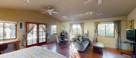 Bureau, fer et planche à repasser, Wi-Fi, draps fournis