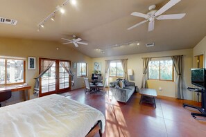 مكتب ومكواة/لوح كي وواي فاي وملاءات أسرّة