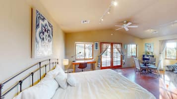 Escritorio, tabla de planchar con plancha, wifi y ropa de cama