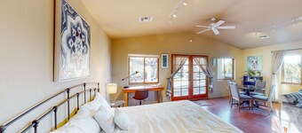 Sunny guest house with private washer/dryer & central AC - dog-friendly