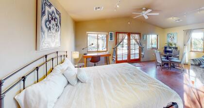 Sunny guest house with private washer/dryer & central AC - dog-friendly