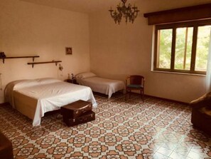 1 habitación, escritorio, tabla de planchar con plancha y wifi gratis 