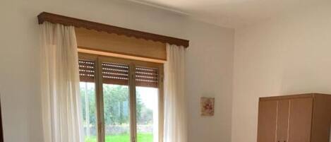 1 dormitorio, escritorio, tabla de planchar con plancha y wifi gratis