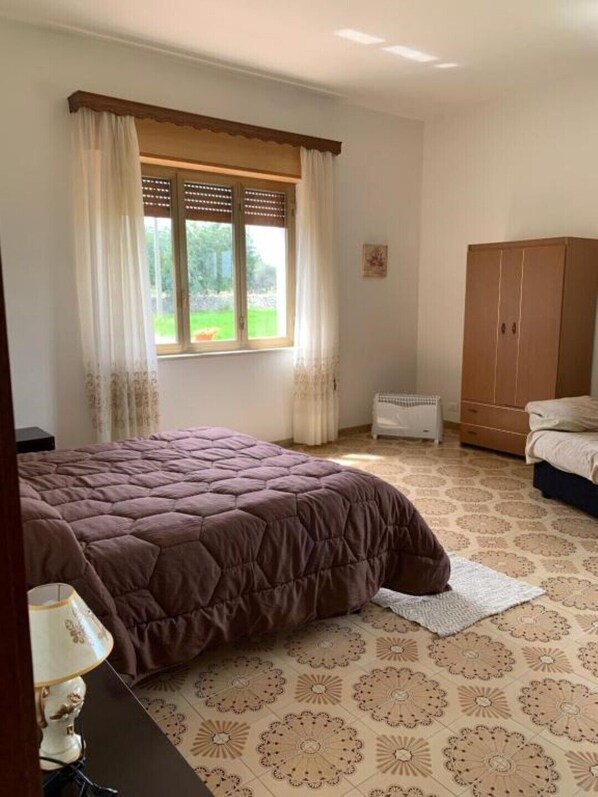 1 habitación, escritorio, tabla de planchar con plancha y wifi gratis 