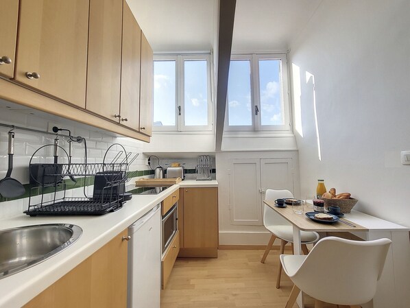 Fridge, microwave, coffee/tea maker, electric kettle
