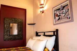 Quarto casal básico | Wi-Fi de cortesia, roupa de cama