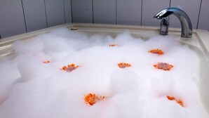 Deluxe Room | Bathroom | Jetted bath, hydromassage showerhead, towels - Alebrije Hotel Boutique (Guadalajara)
