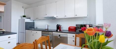 Refrigerador, microondas, horno y parrilla de estufa