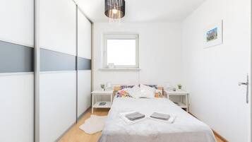 2 soverom, skrivebord, strykejern/-brett og reiseseng for barn