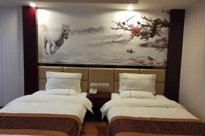 Ein Hotelzimmer mit zwei Betten, einem Bettkopfteil mit einem Gemälde und einem Nachttisch mit einem Telefon.