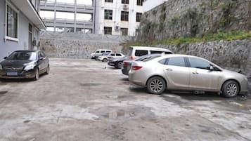 المنطقة المحيطة بالمنشأة
