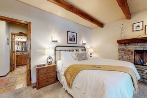 4 bedrooms, iron/ironing board, free Internet, bed sheets - Private alpine hideaway with fireplaces, furnished deck, & designer kitchen - dog-friendly (Lake Arrowhead)