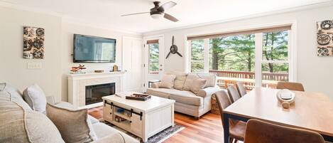 スマートテレビ、暖炉、テレビゲーム、DVD プレーヤー