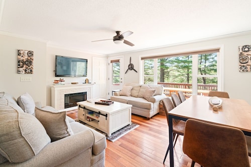 Beautiful property with Mountain View & privacy. Near trails, eateries & more!