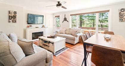 Beautiful property with Mountain View & privacy. Near trails, eateries & more!