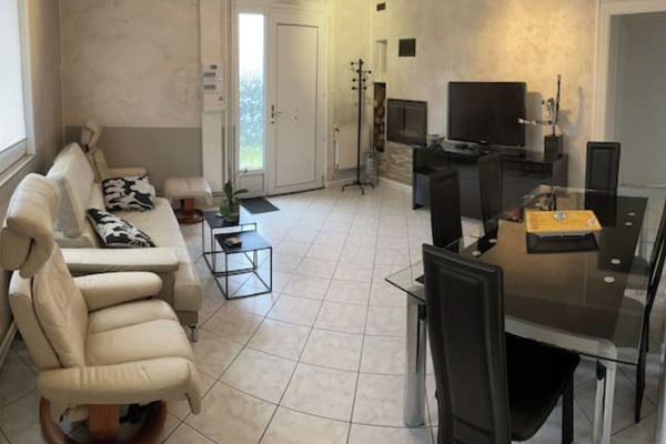 Una televisión, una chimenea, libros