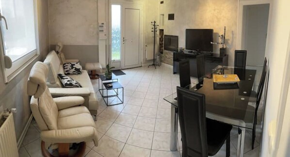 Televisión, chimenea y libros 