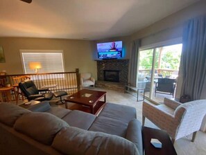 Smart TV, caminetto, videogiochi, lettore DVD