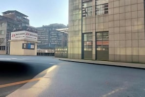 En modern byggnad med en fasad klädd i kakel och en skylt med text.
