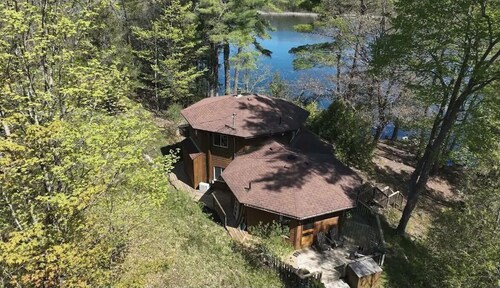 Wooden Waterfront Cottage in Kingston - (Pet-Friendly!)