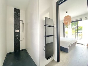 3 slaapkamers, een bureau, een strijkplank/strijkijzer, reisbedje