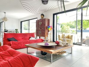 Smart TV, table tennis, stereo