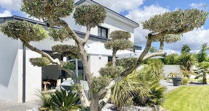 Design Villa with Heated Pool, Garden & Beaches 5 min Away