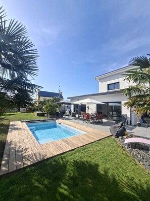 Alberca al aire libre y alberca climatizada