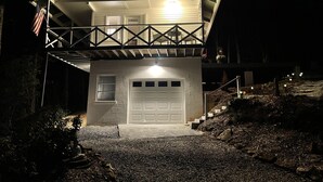 Une maison à deux étages avec un garage, un balcon et un drapeau américain.